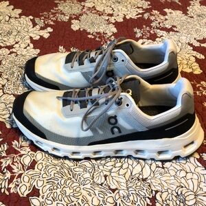 EUC Women’s On Cloud tennis shoes. Size 8. color: white/gray/black